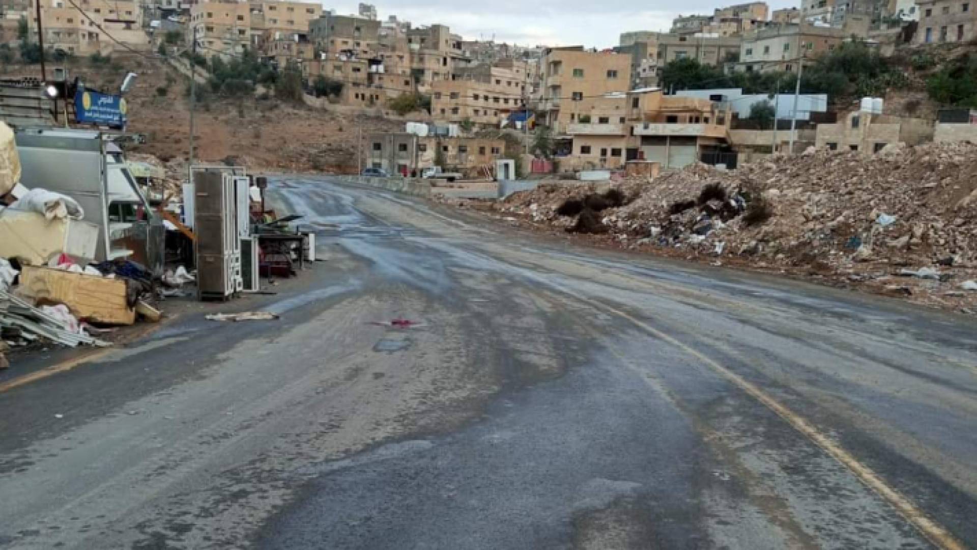 إعادة فتح طريق وادي القمر وشارع الخميرة في الرصيفة