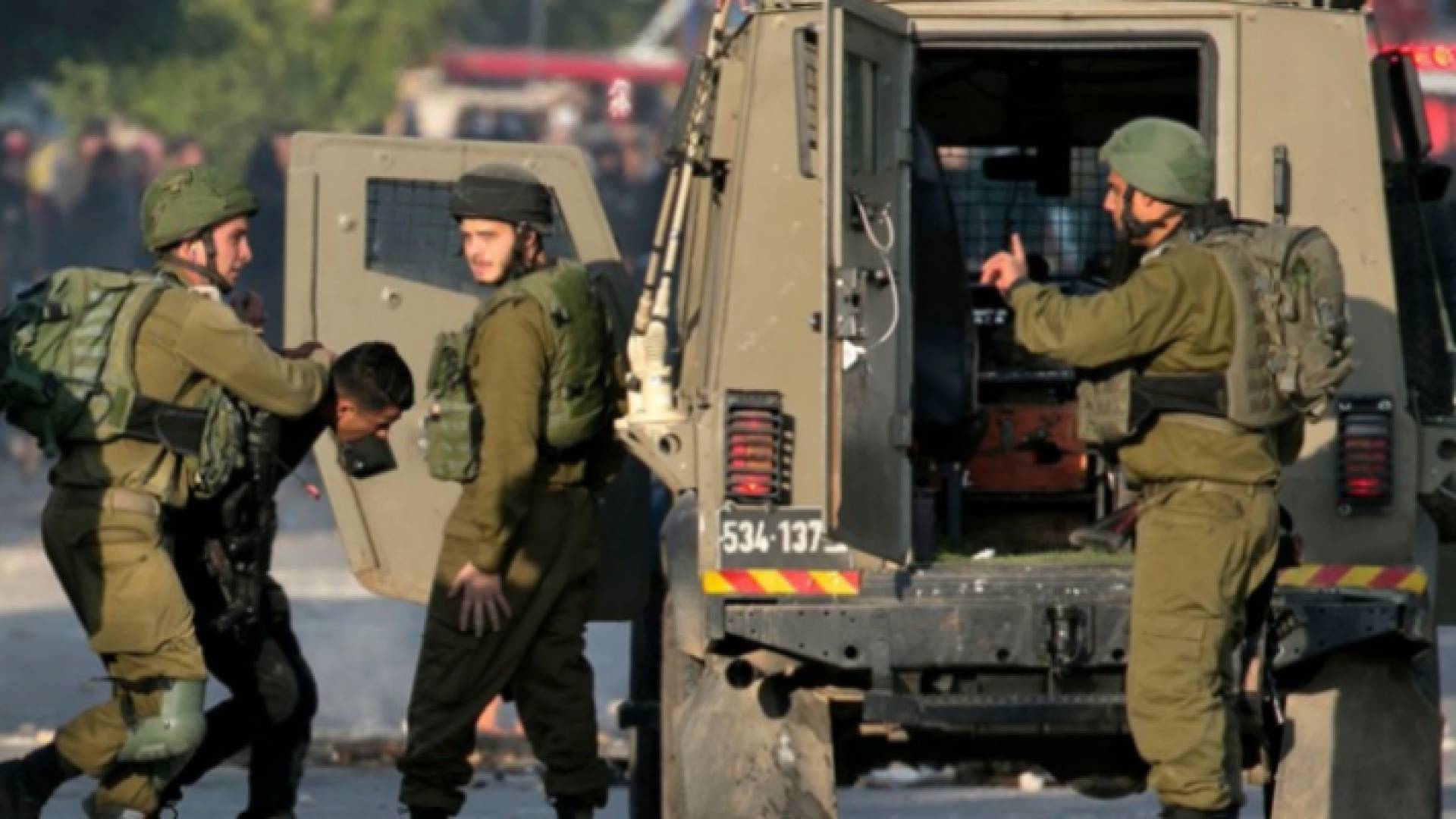 صورة أرشيفية لعناصر من قوات الاحتلال يعتقلون شابا فلسطينيا