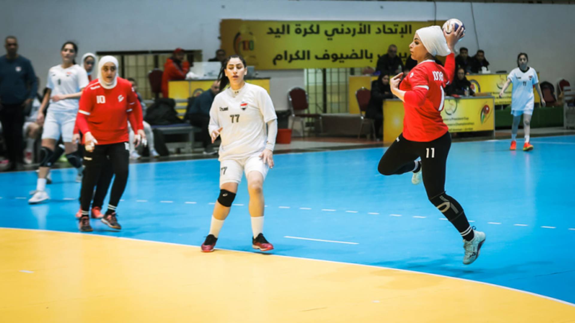 لاعبة المنتخب الوطني فلك عبيدات تسدد باتجاه المرمى