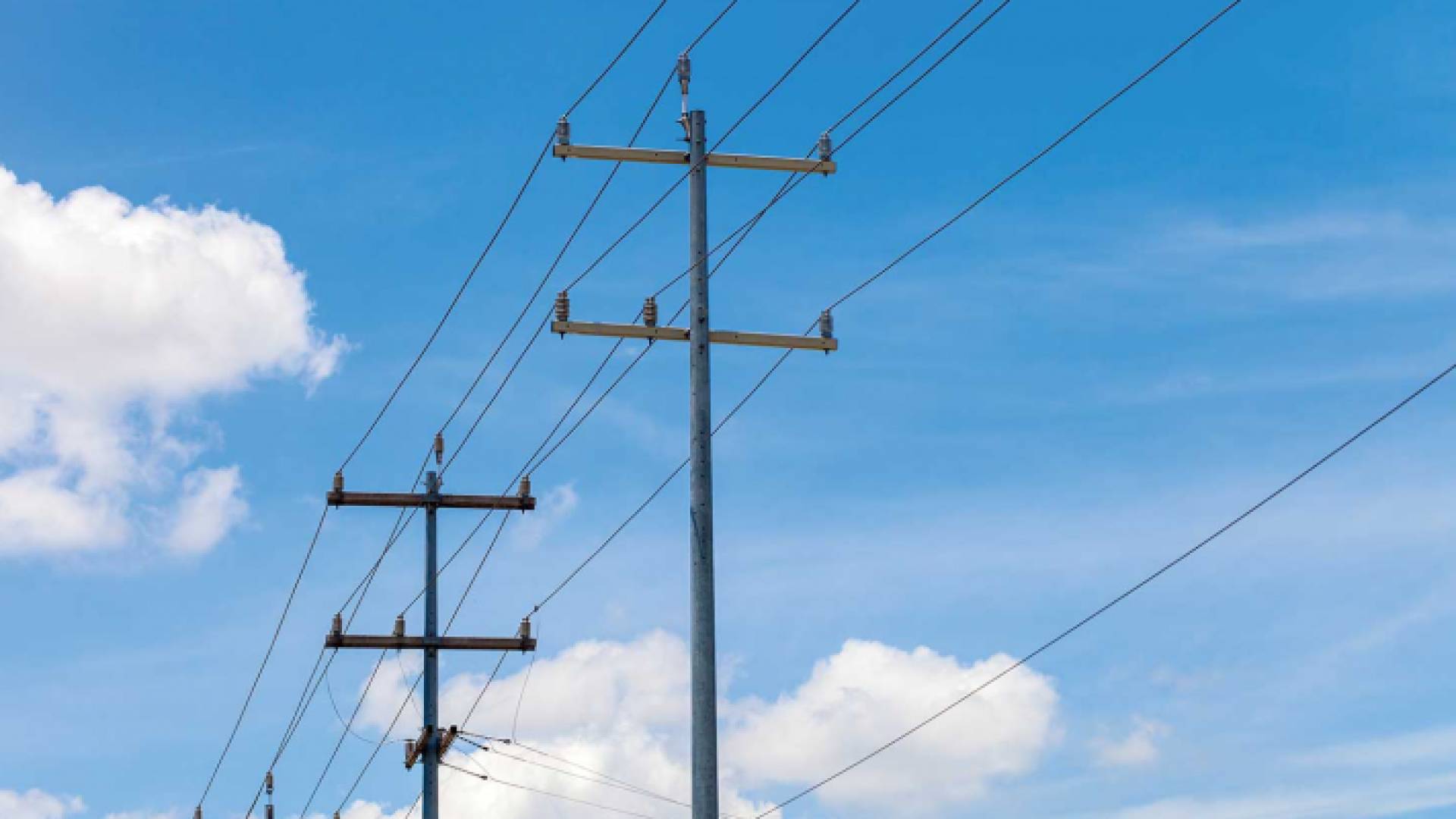 أعمدة نقل كهرباء