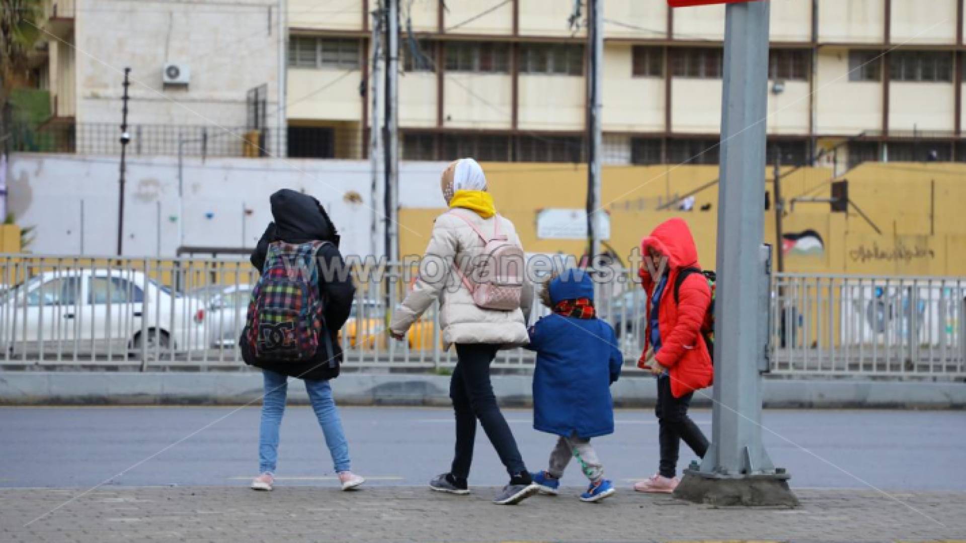 طالبات مدرسة يتوجهن إلى مدارسهن - أرشيفية