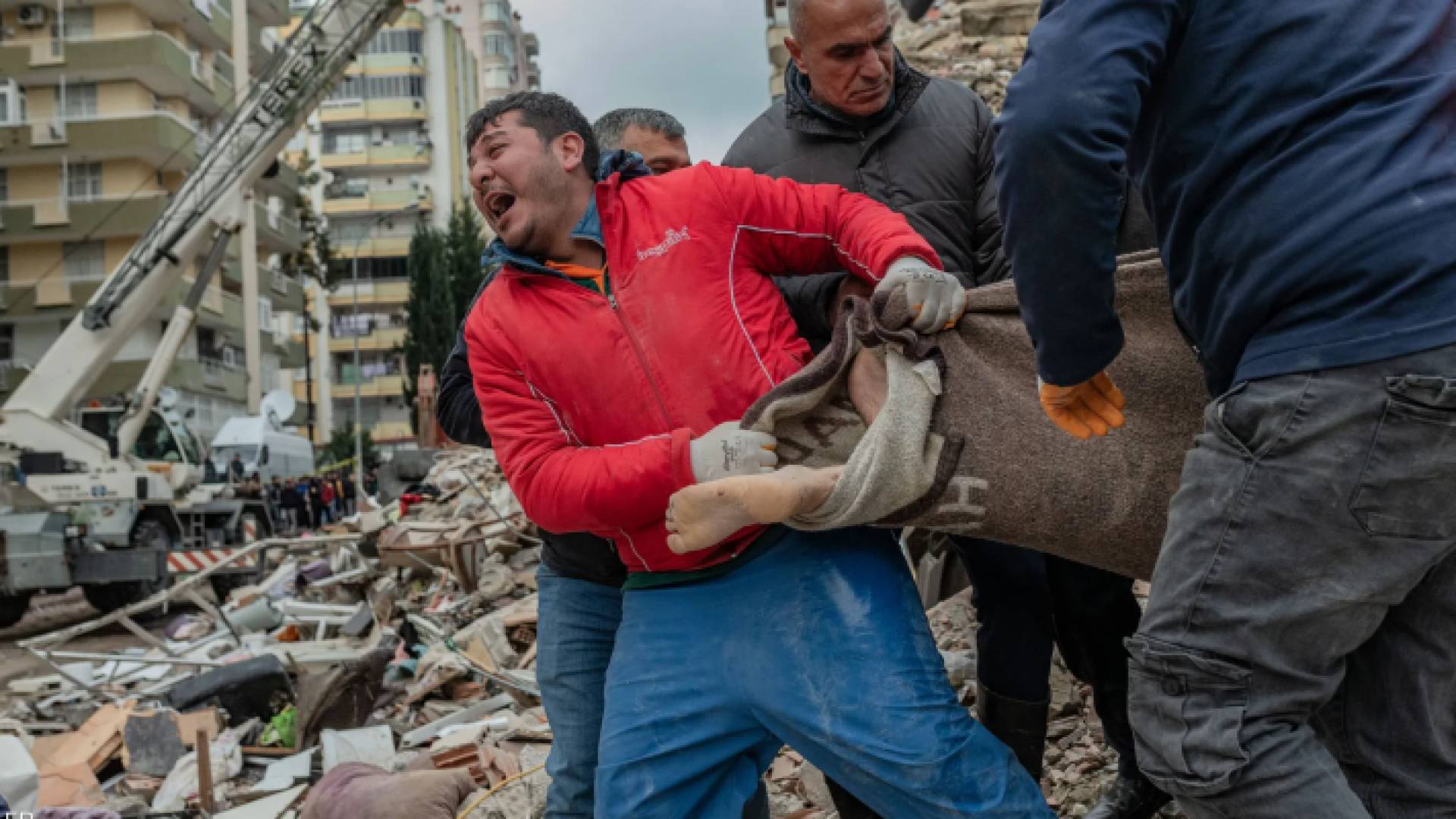 لحظة انتشال جثة من تحت أنقاض عمارة تعرضت لزلزال في تركيا