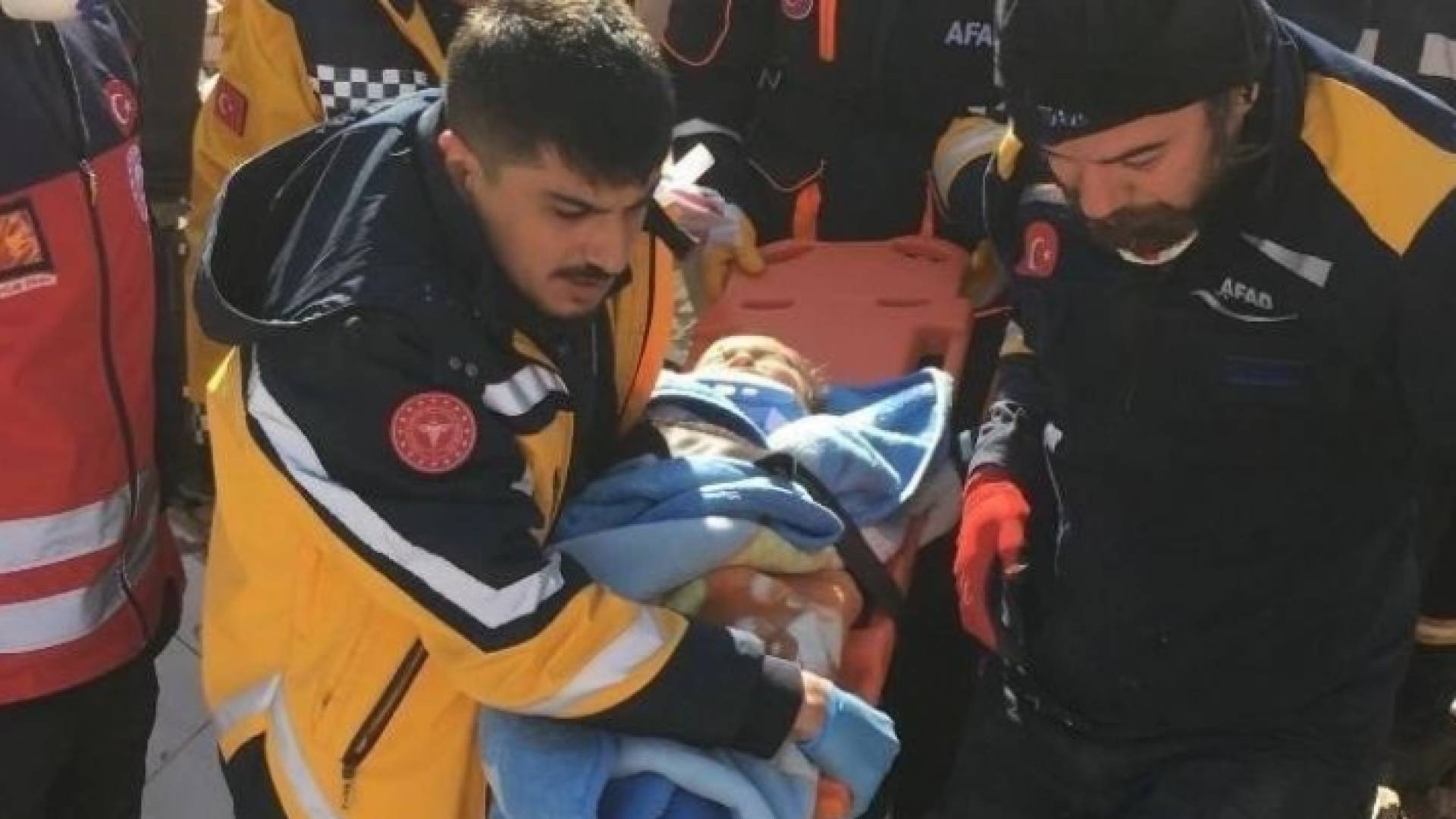 فرق الإنقاذ تحمل الرضيع