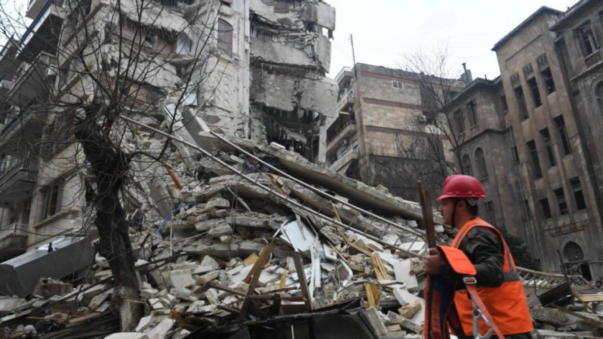 إحدى العمارات المنهارة جراء زلزال ضرب تركيا