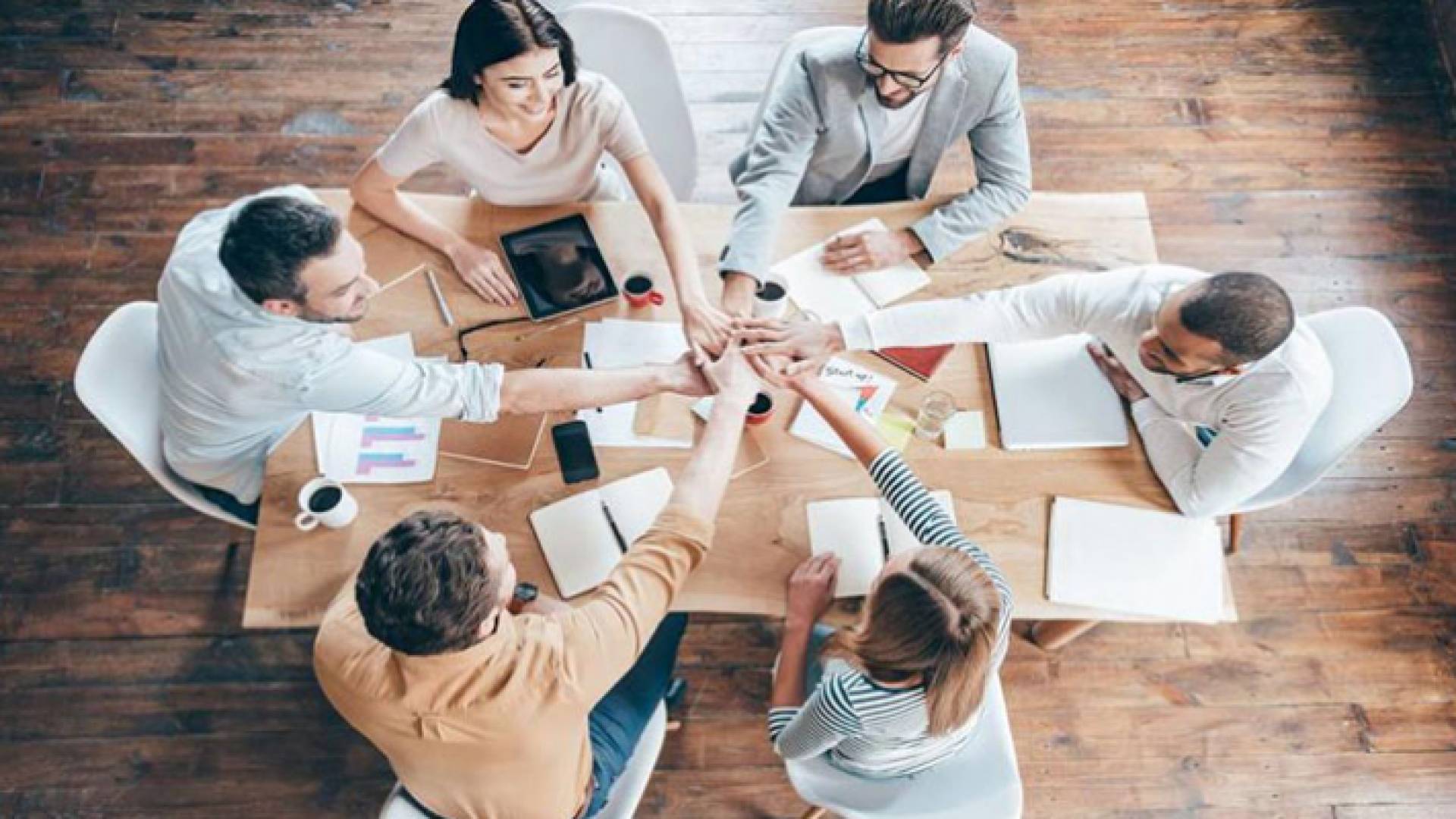 صورة تعبيرية لموظفين