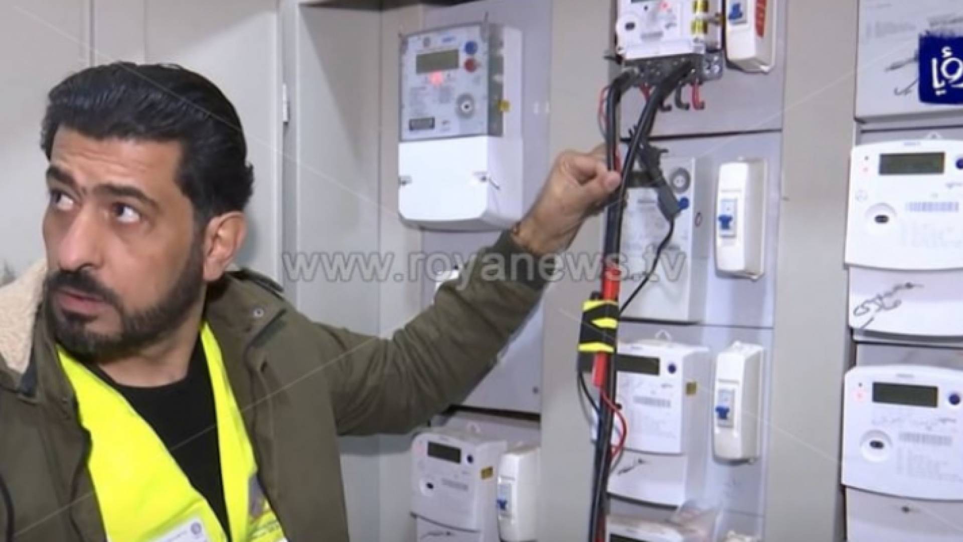 شخص أمام عدادات الكهرباء
