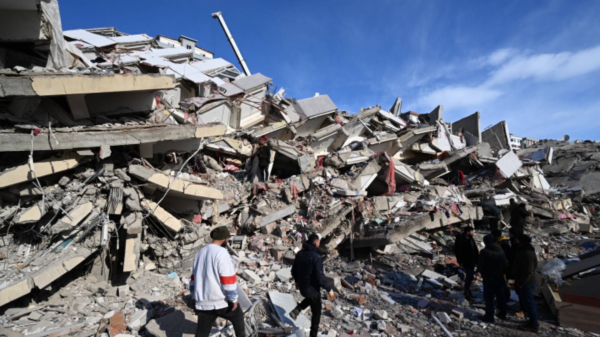 الصورة من أنقاض مبنى منهار في مدينة كهرمان التركية