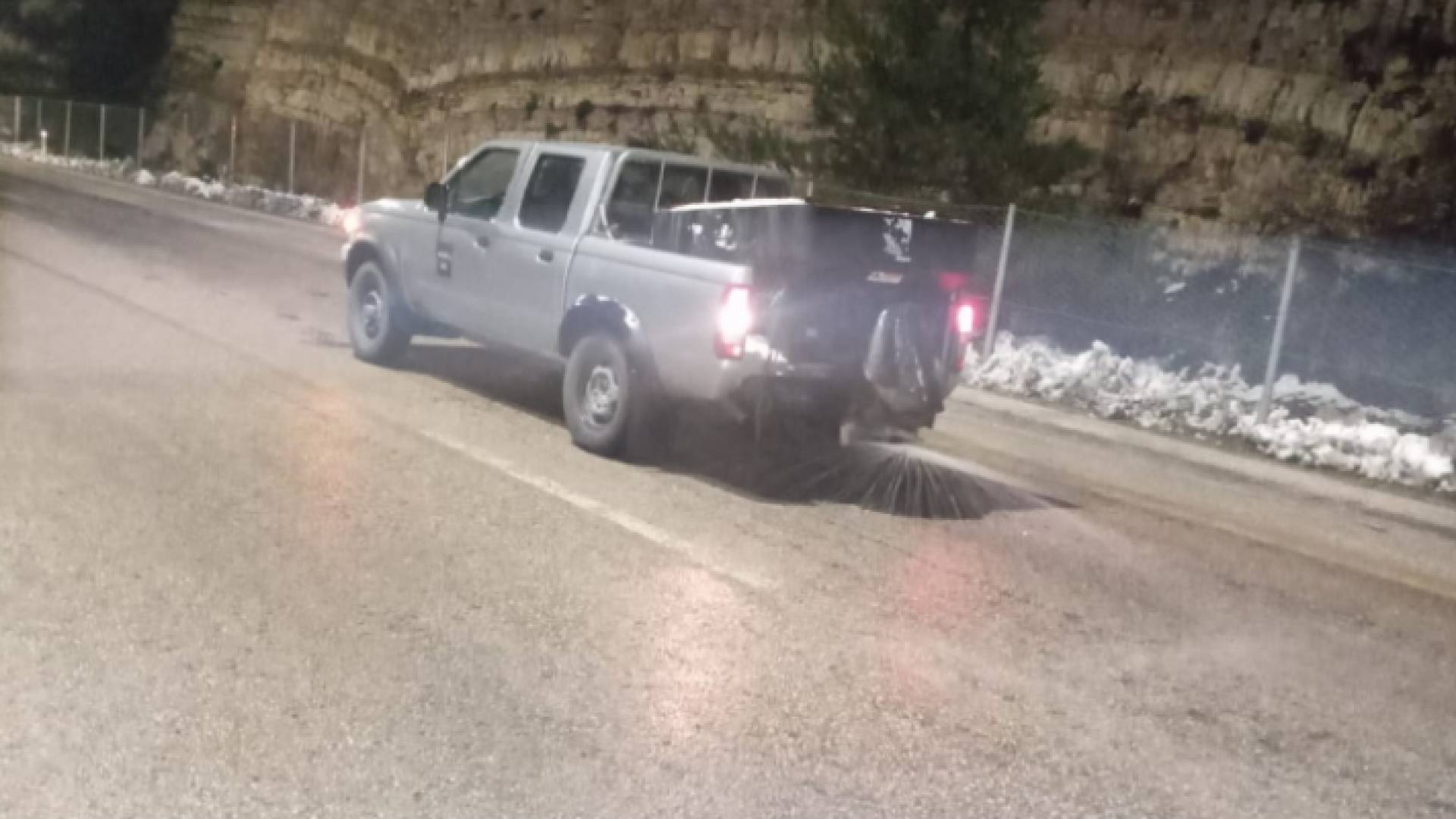 نثر الملح على الطرقات