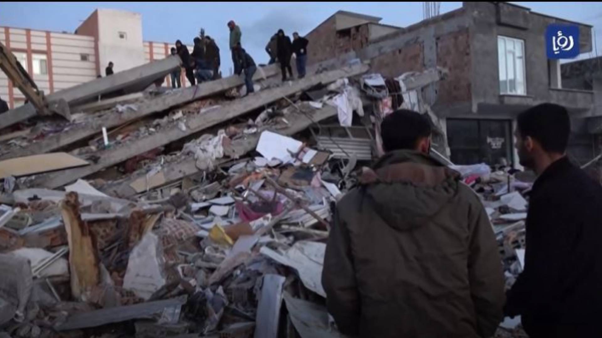 إحدى العمارات المنهارة جراء الزلزال المدمر في تركيا