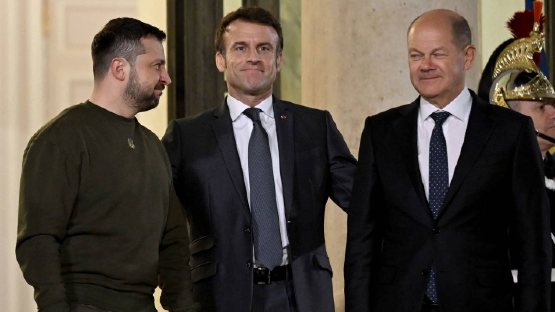 الرئيسان الفرنسي إيمانويل ماكرون والأوكراني فولوديمير زيلينسكي والمستشار الألماني أولاف شولتس