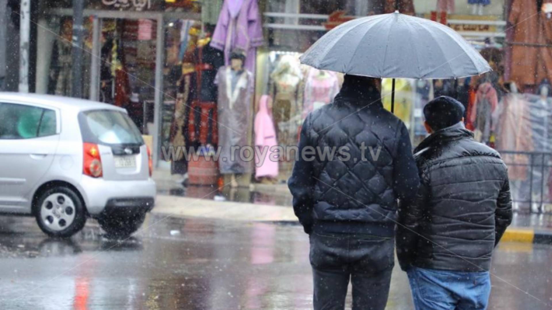 شابان يقفان في أجواء ماطر