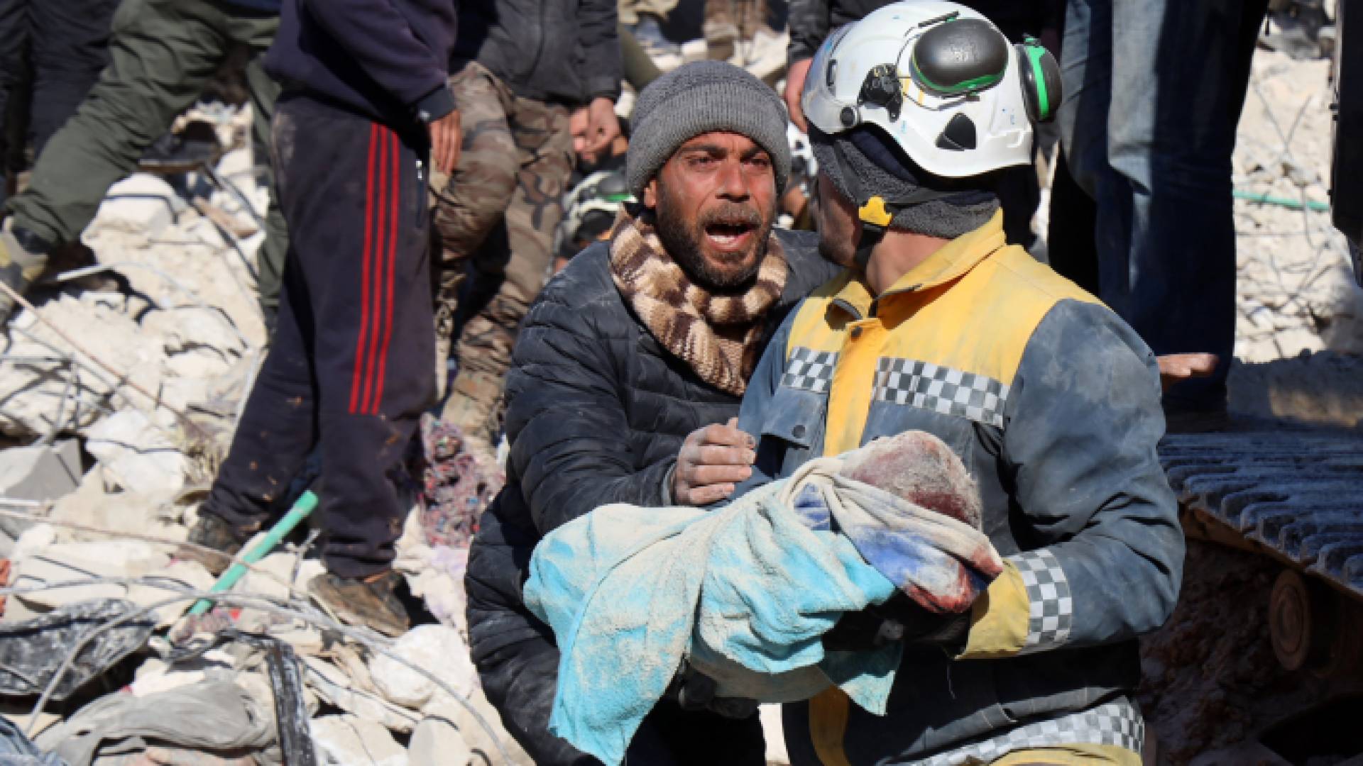 انقاذ طفل جراء الزلزال