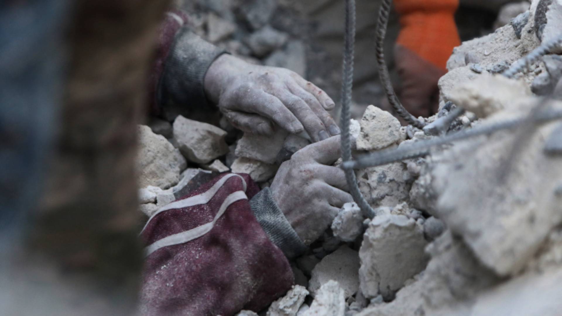 بقايا الركام إثر الزلزال