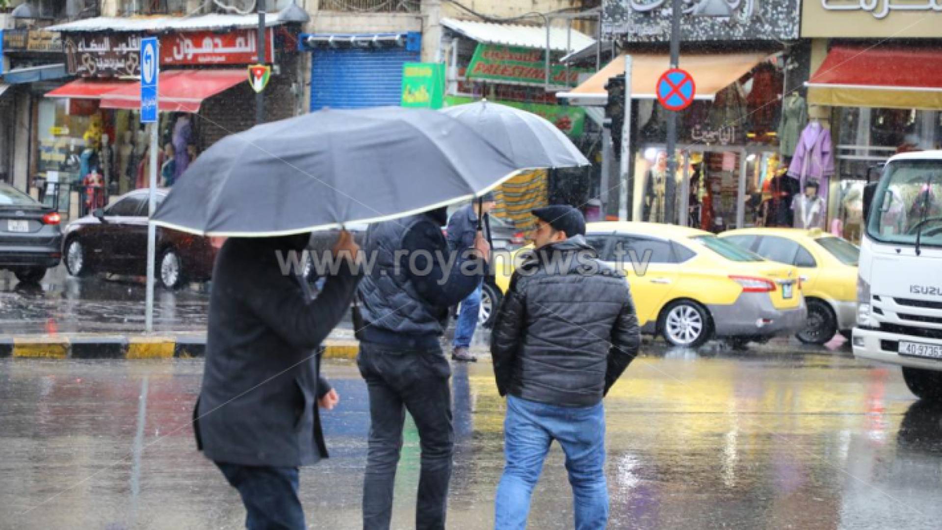 أشخاص يسيرون في أحد شوارع العاصمة عمان