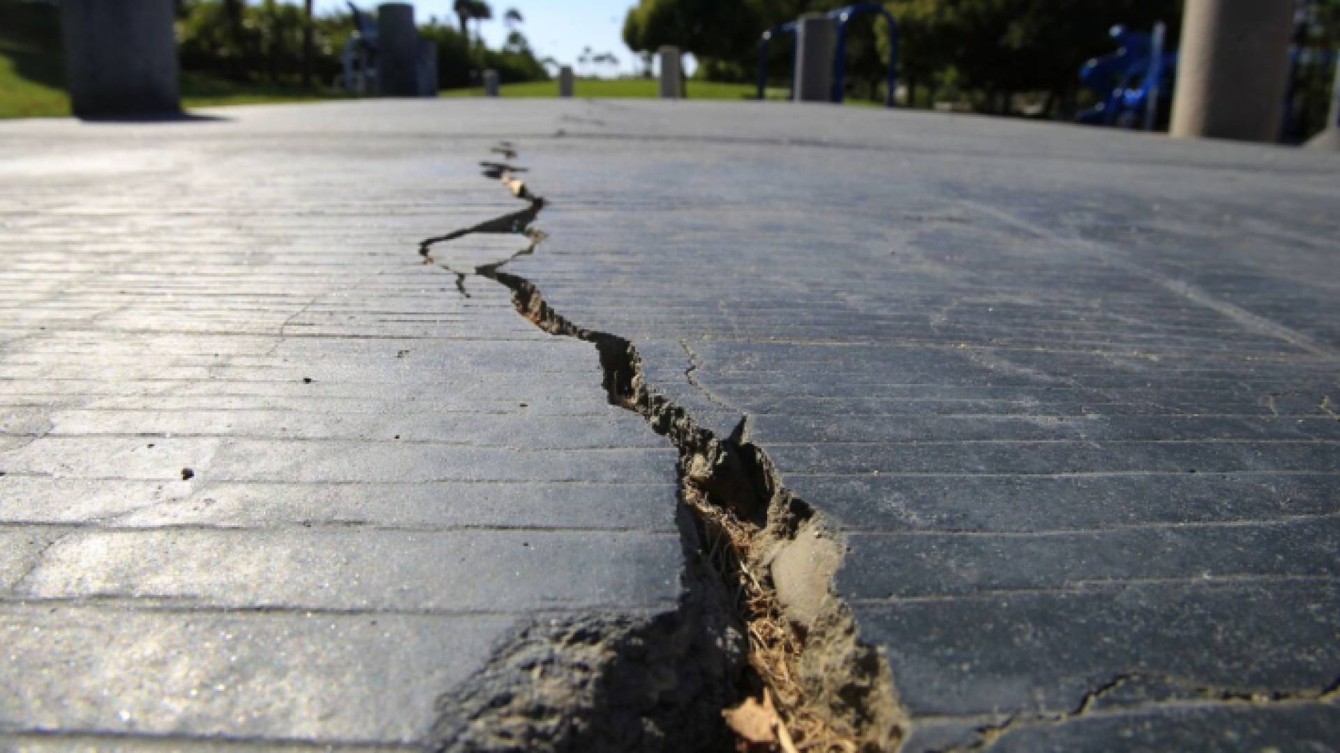 تضرر أحد الشوارع جراء زلزال - أرشيفية