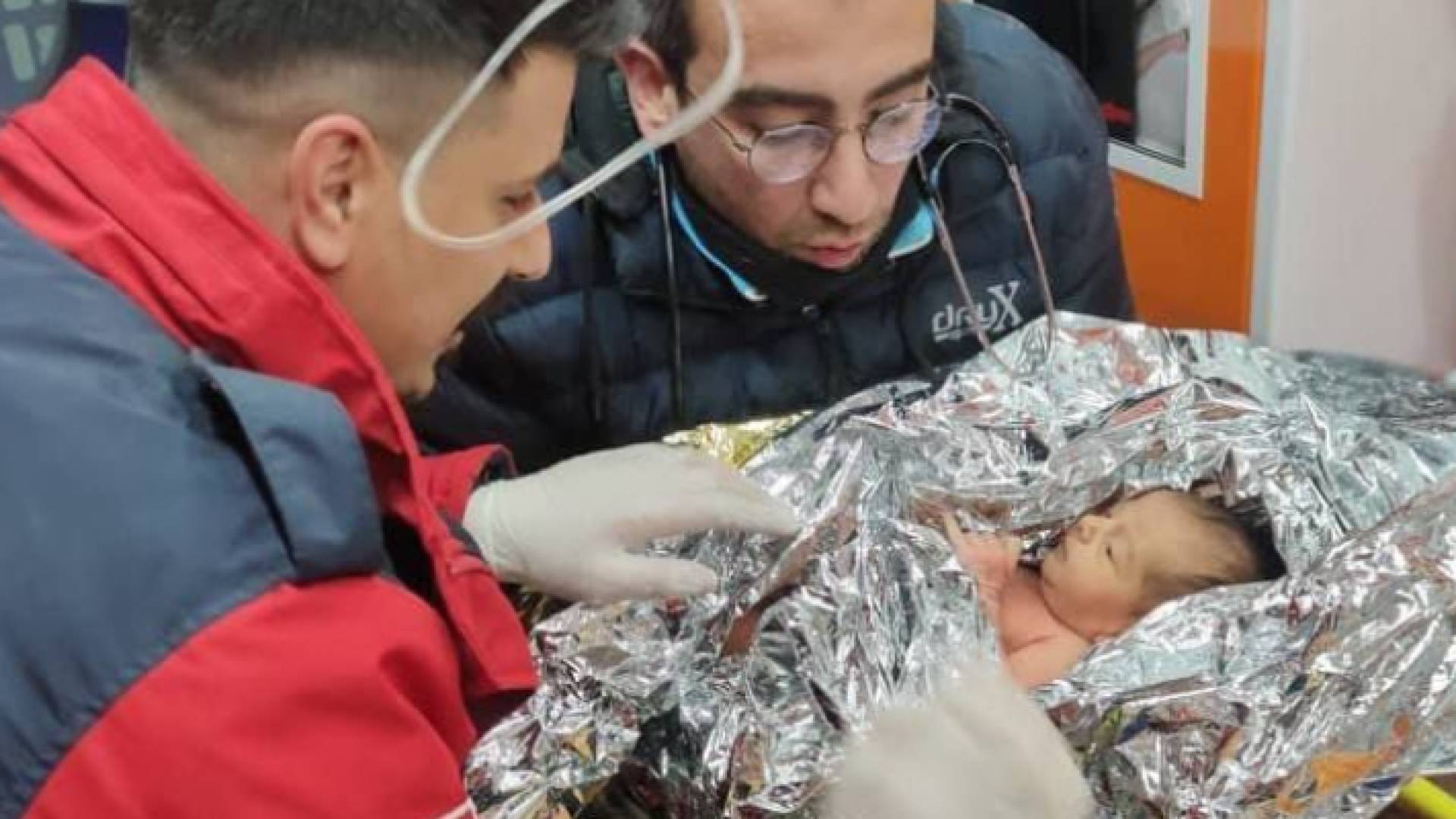 صورة الرضيع من المسعفين