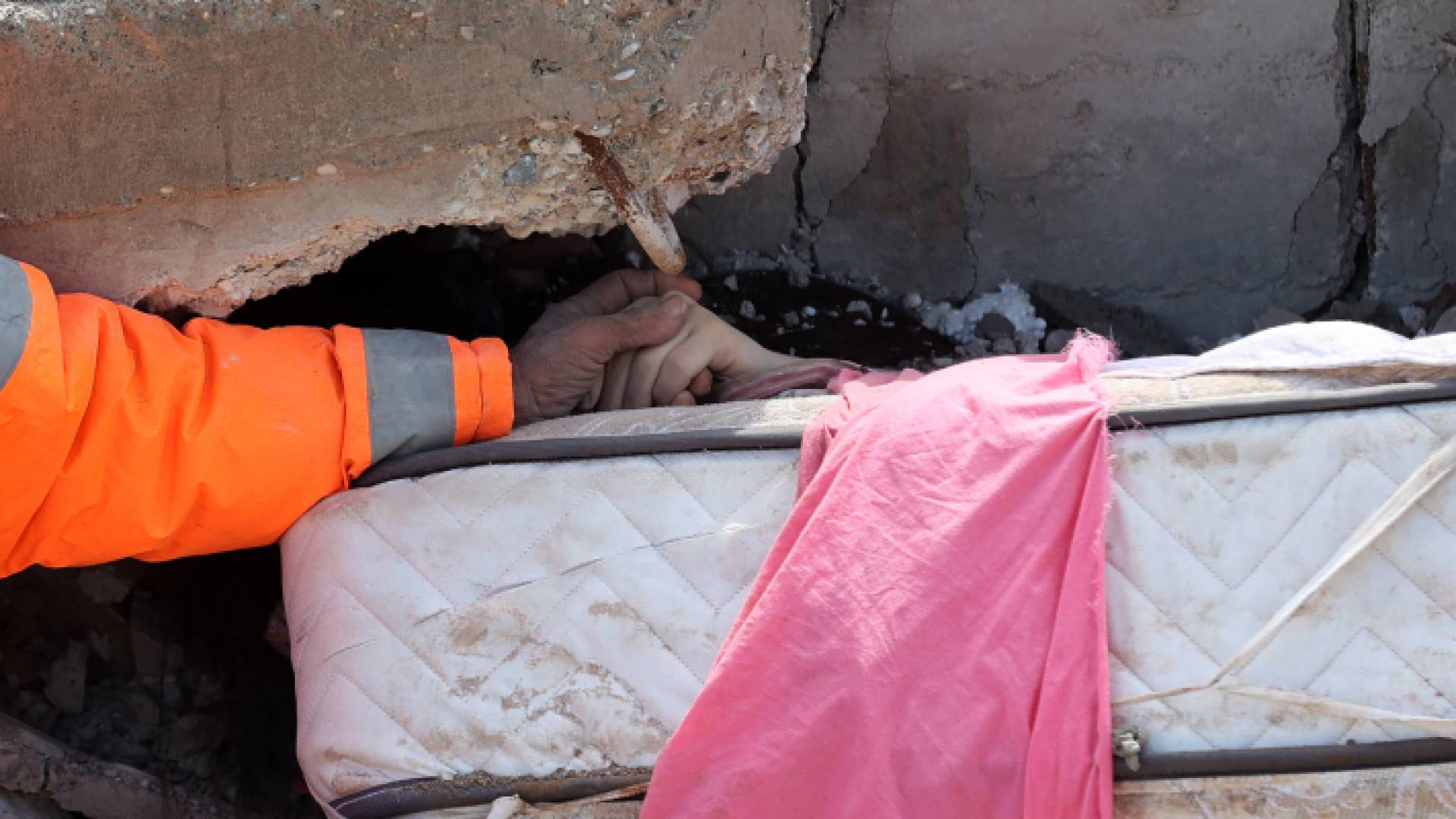 رجل إنقاذ يحاول إنقاذ أحد المحاصرين في زلزال تركيا