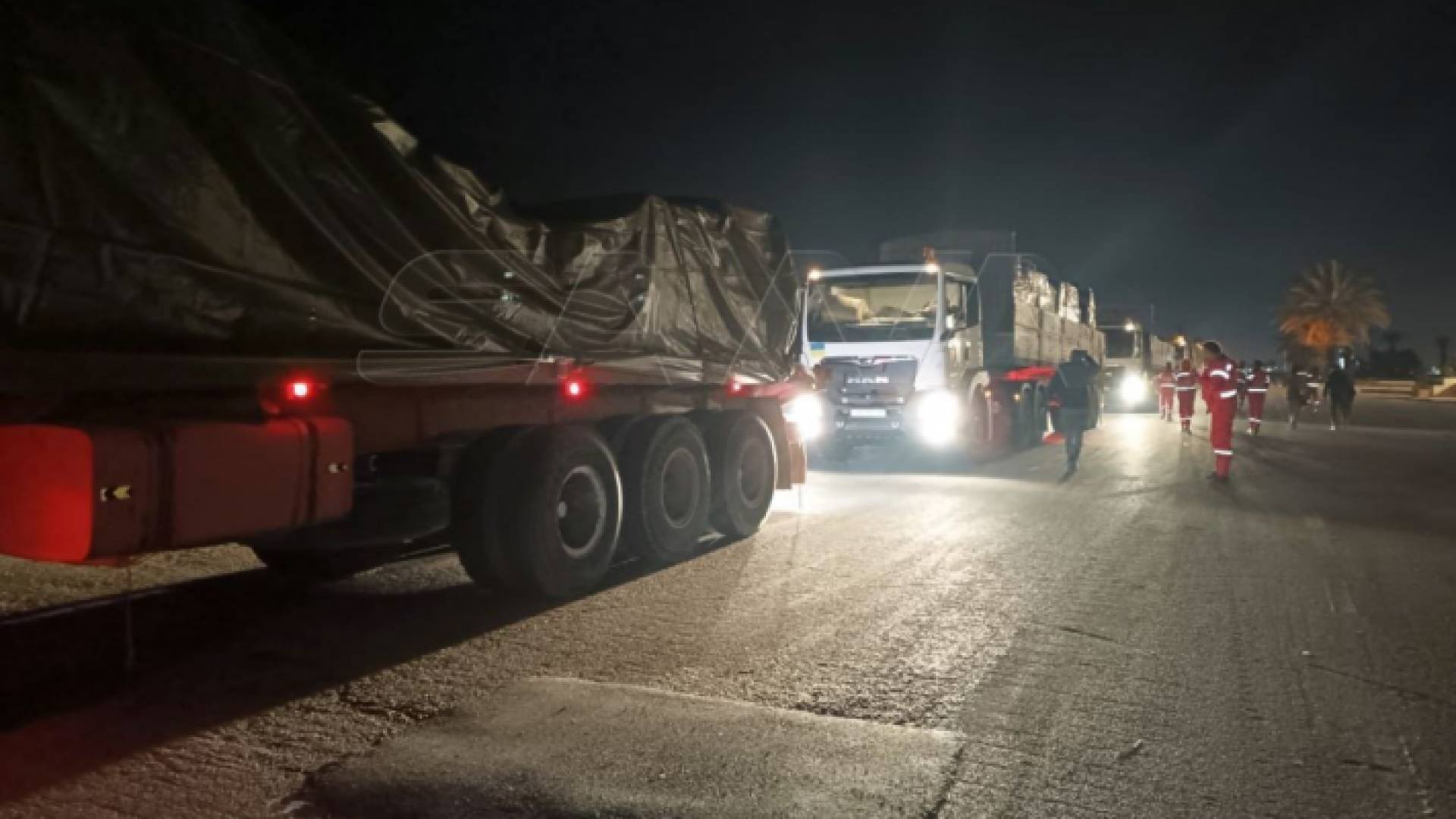 المساعدات الأردنية أثناء وصولها معبر جابر الحدودي