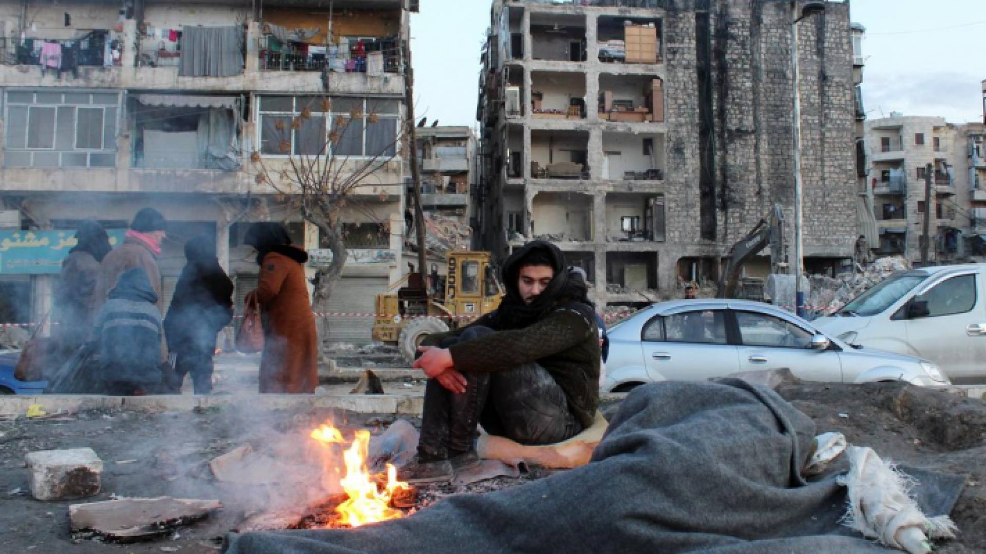 شاب سوري يجلس وسط الركام