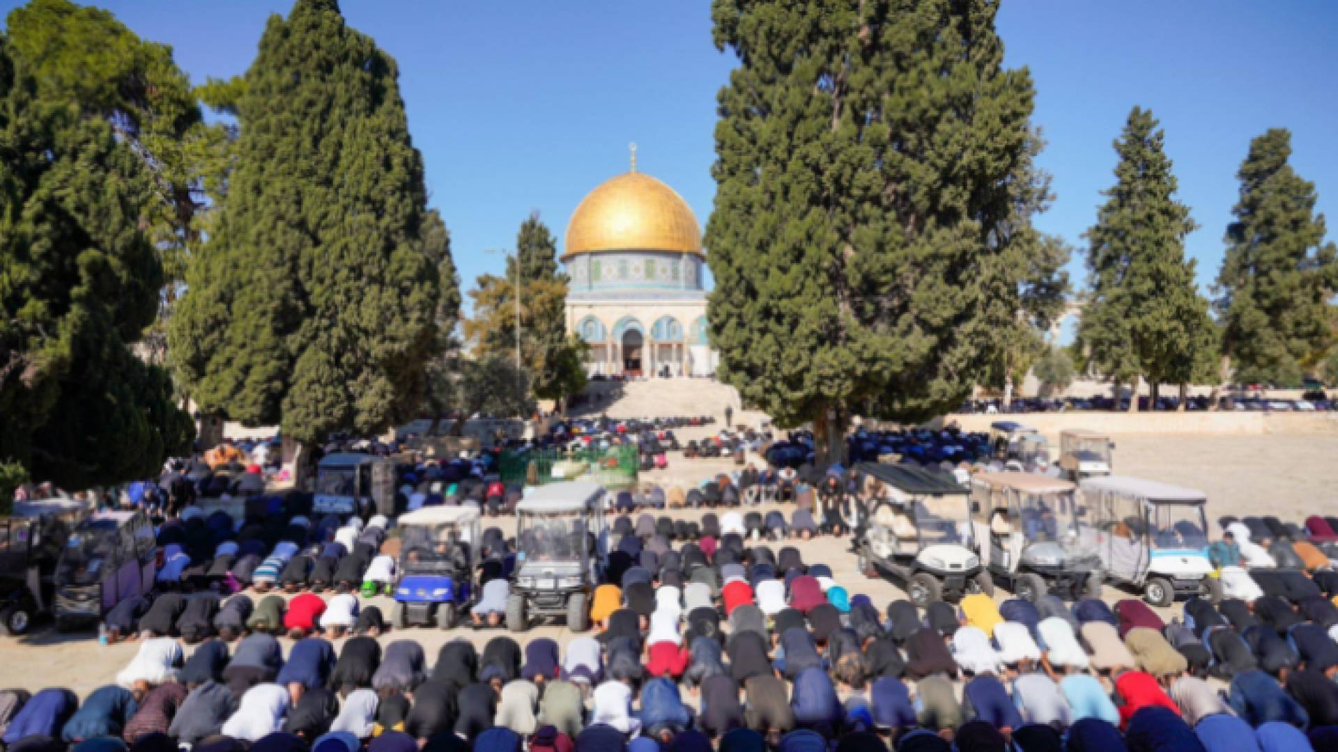 صورة أرشيفية لفلسطينيين يؤدون صلاة الجمعة في المسجد الأقصى