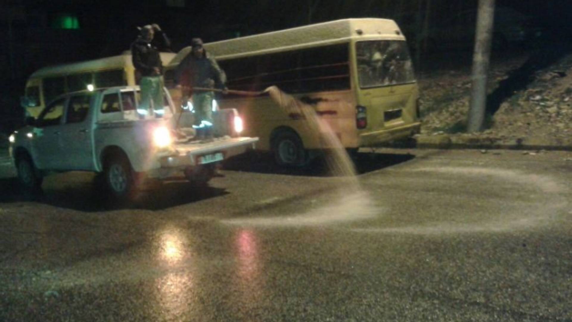 كوادر الأشغال تنثر الملح في الطرقات - أرشيفية