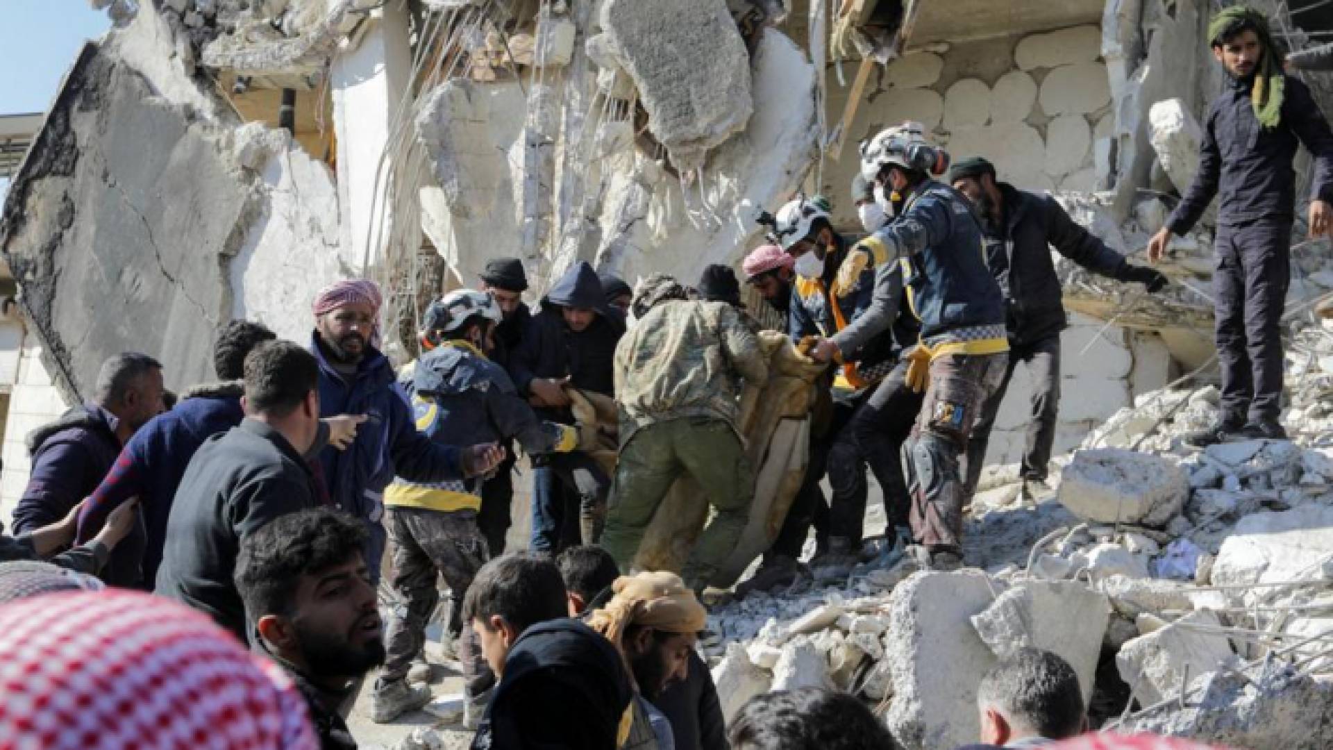 إنتشال جثامين من تحت الأنقاض