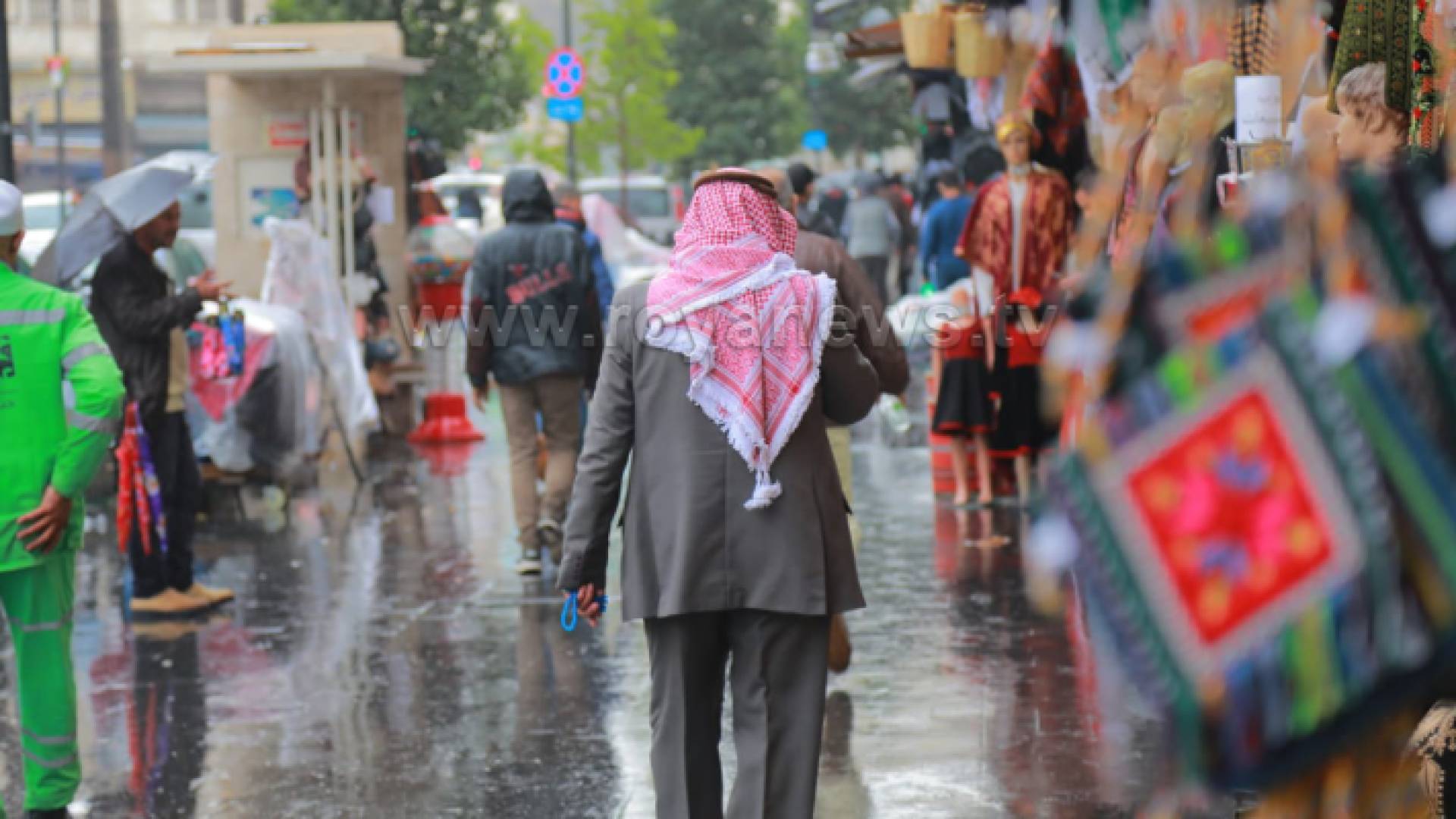 مسن أردني خلال الأجواء الباردة