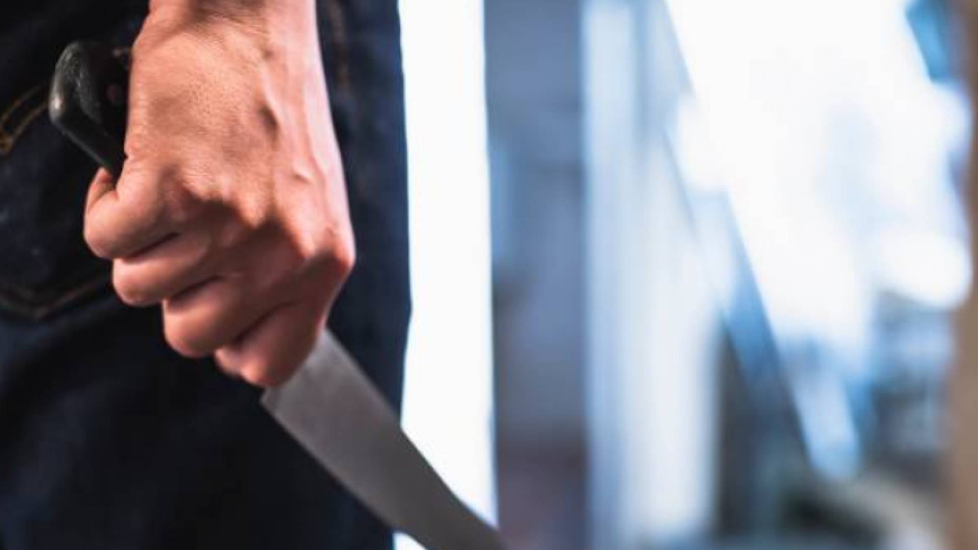 شخص يحمل اداة حادة