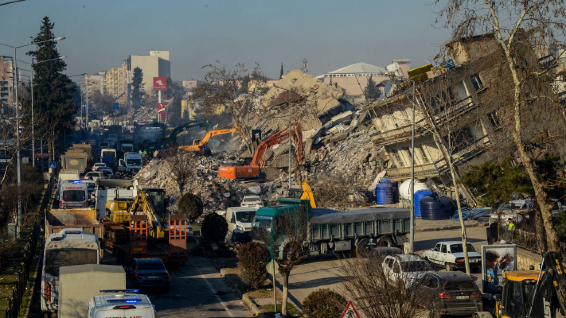 الصورة من الدمار الذي خلفه الزلزال