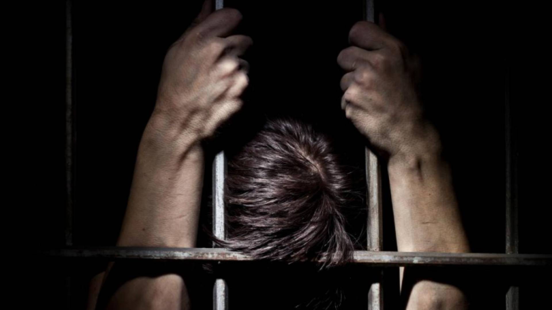 شخص يقف خلف القضبان - تعبيرية