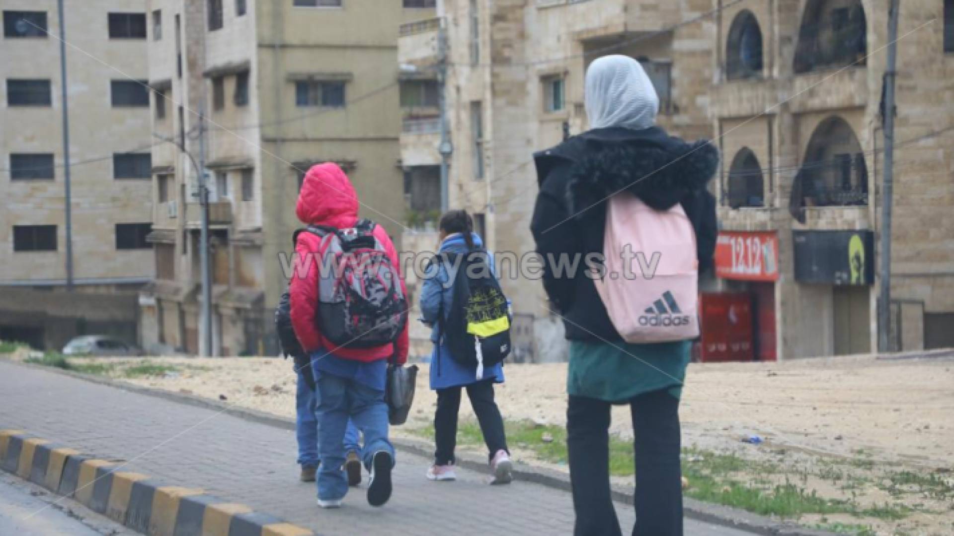 طلبة يتوجهون إلى المدارس - أرشيفية