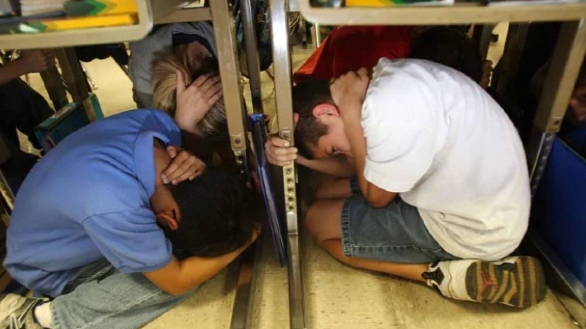 أطفال يختبئون أسفل الطاولة