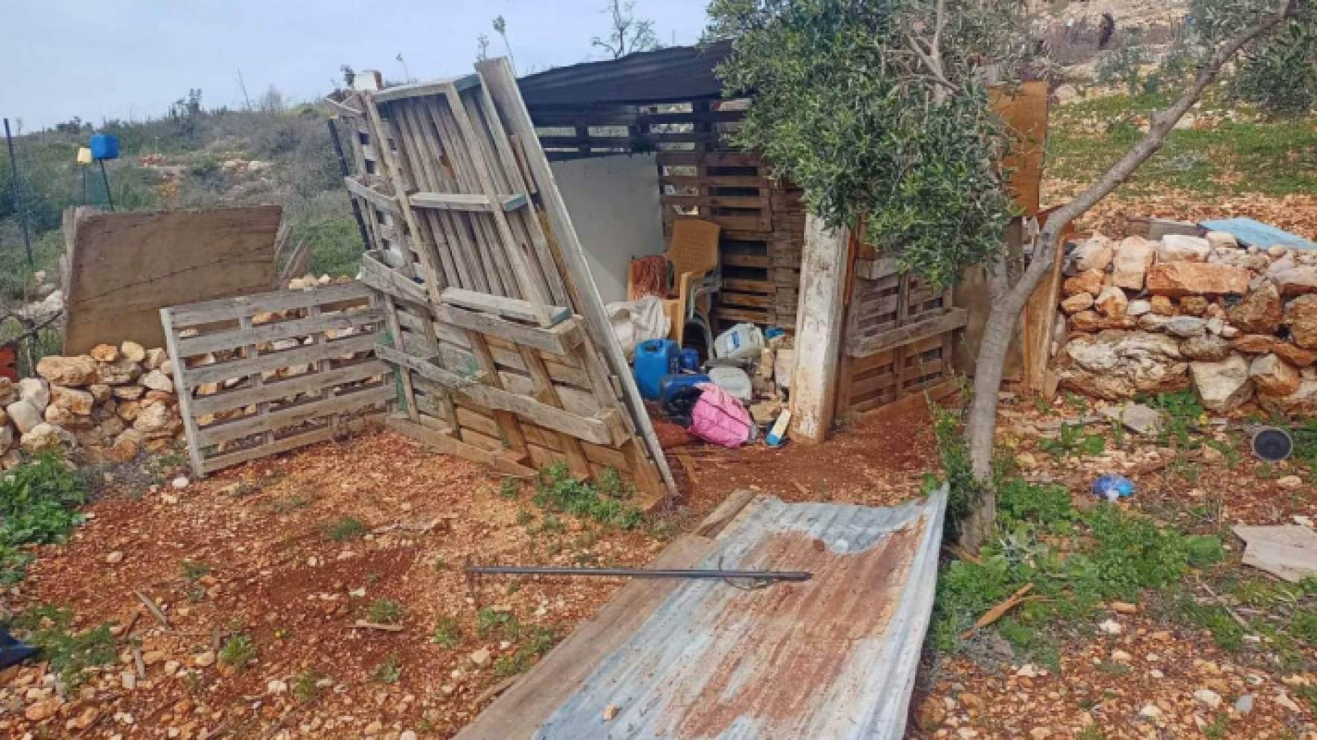 مستوطنون حطموا أبواب ونوافذ غرفة زراعية في بلدة كفر الديك