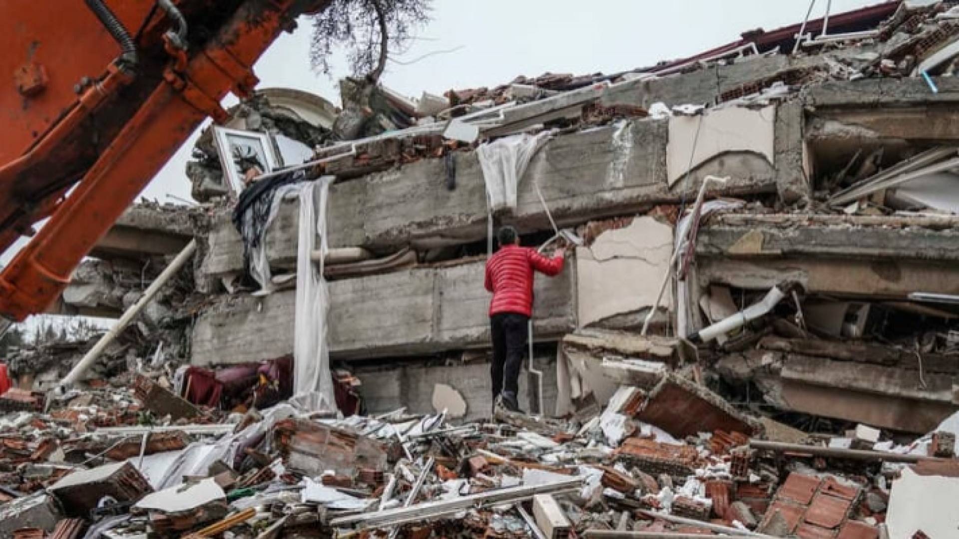 البحث عن ناجين تحت الأنقاض