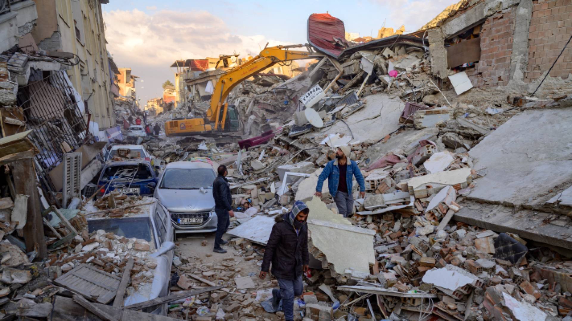 الصورة من آثار الدمار جراء الزلازل في تركيا