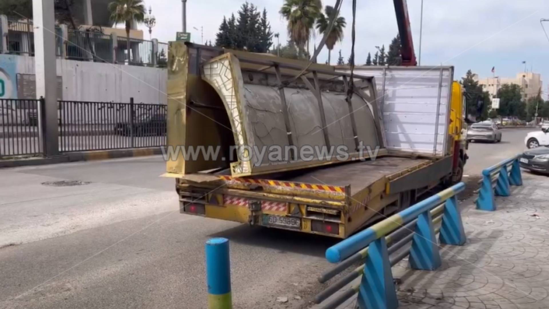 كوادر البلدية أثناء إزالة الاعتداءات