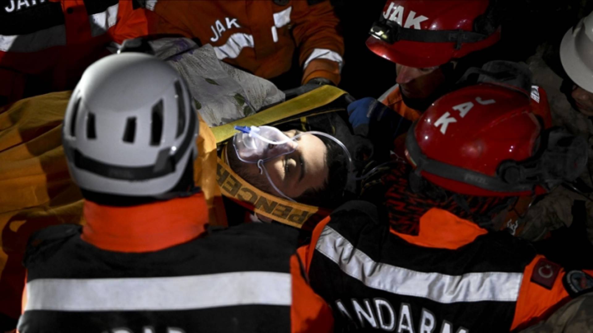 الشاب علي هان يلماز مع المسعفين