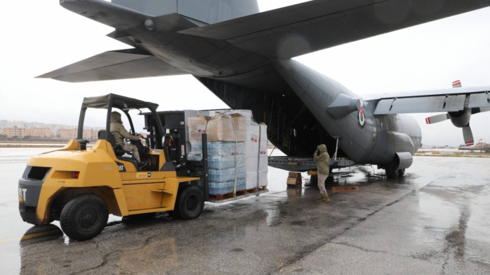 صور أشريفية لطائرة تحمل مساعدات لمتضررين من الزلازل