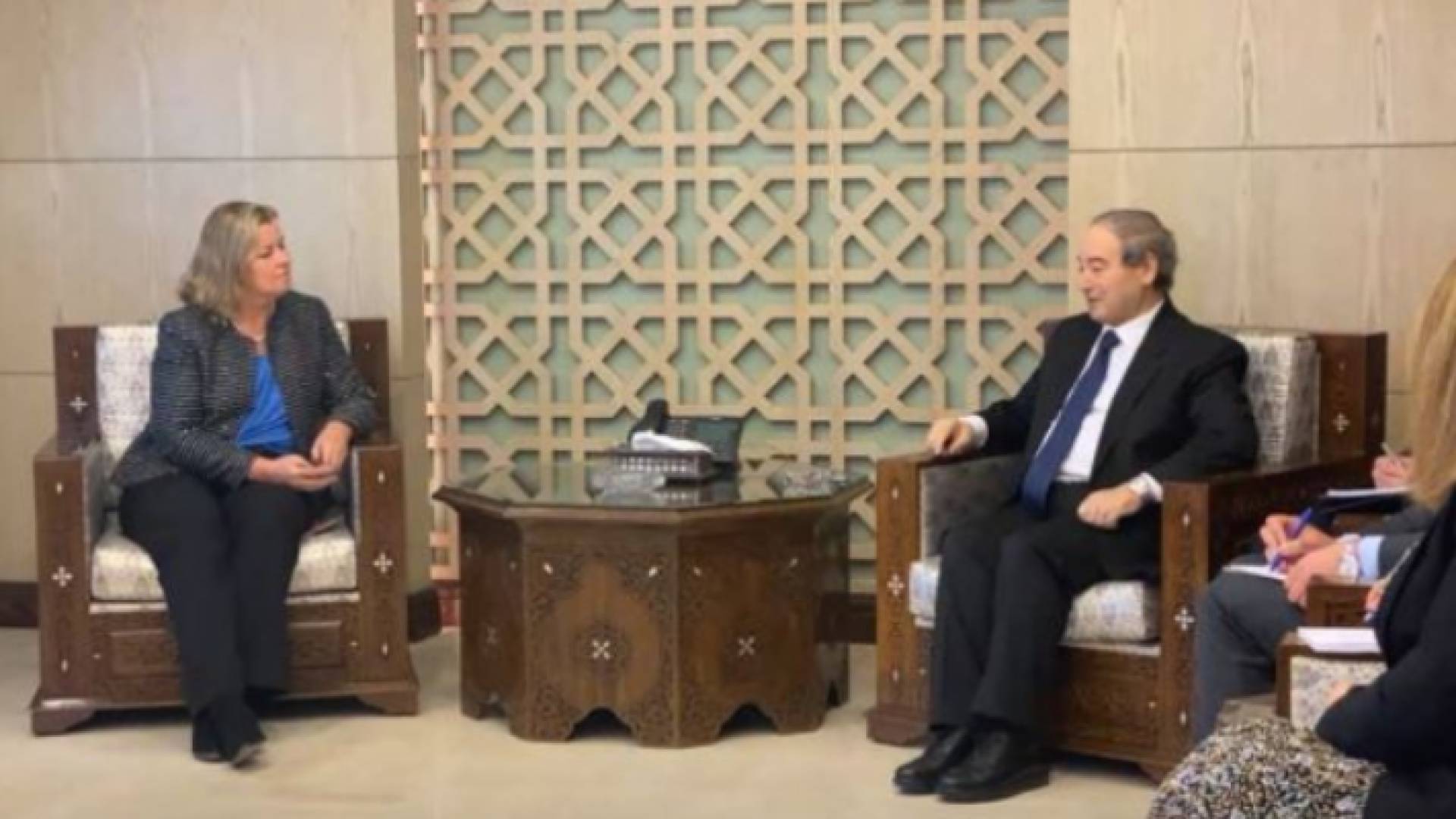 وزير الخارجية والمغتربين السوري فيصل المقداد ونائبة المفوض السامي للأمم المتحدة لشؤون اللاجئين كيلي كليمنتس