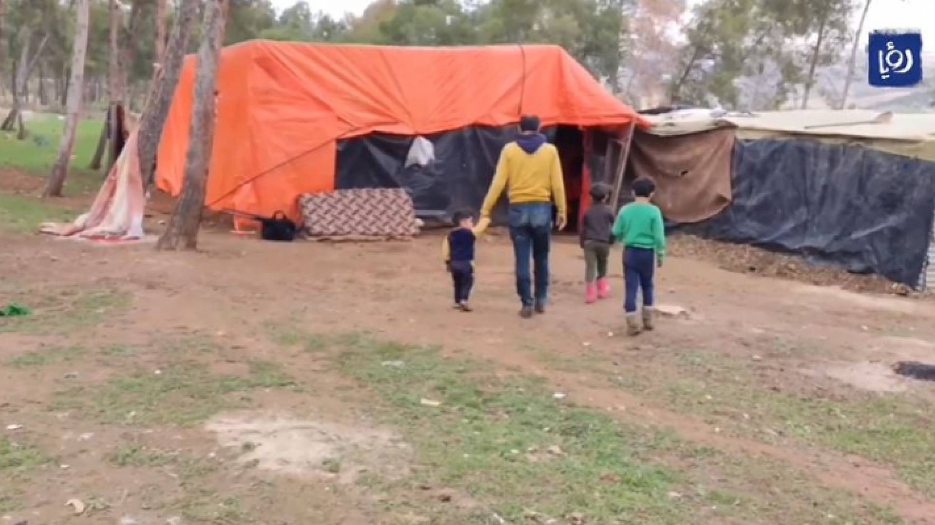 محمد أبو رافع برفقة أطفاله