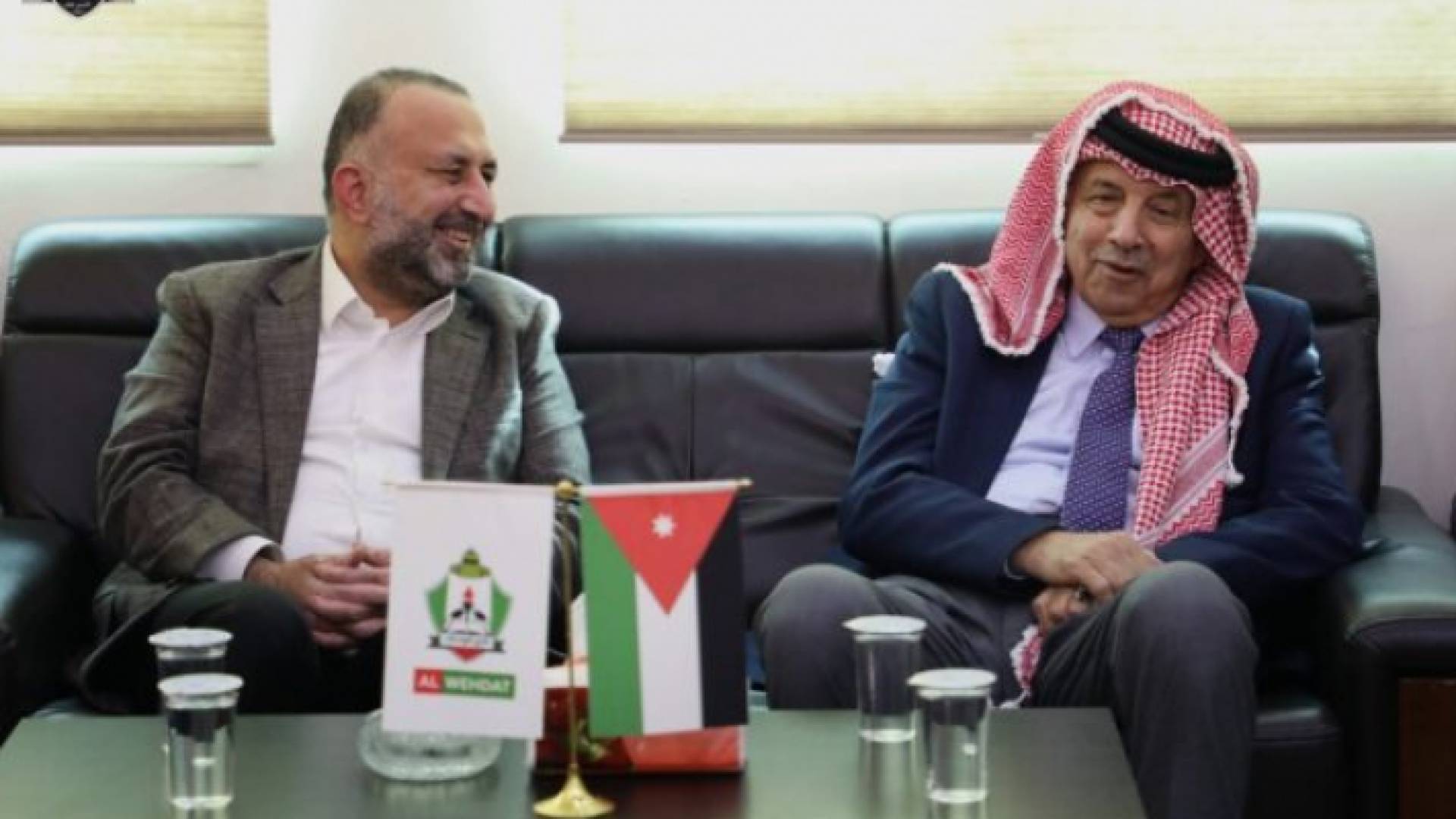 نائب رئيس الوزراء وزير الإدارة المحلية توفيق كريشان (يمين) رئيس نادي الوحدات بشار الحوامدة (يسار)