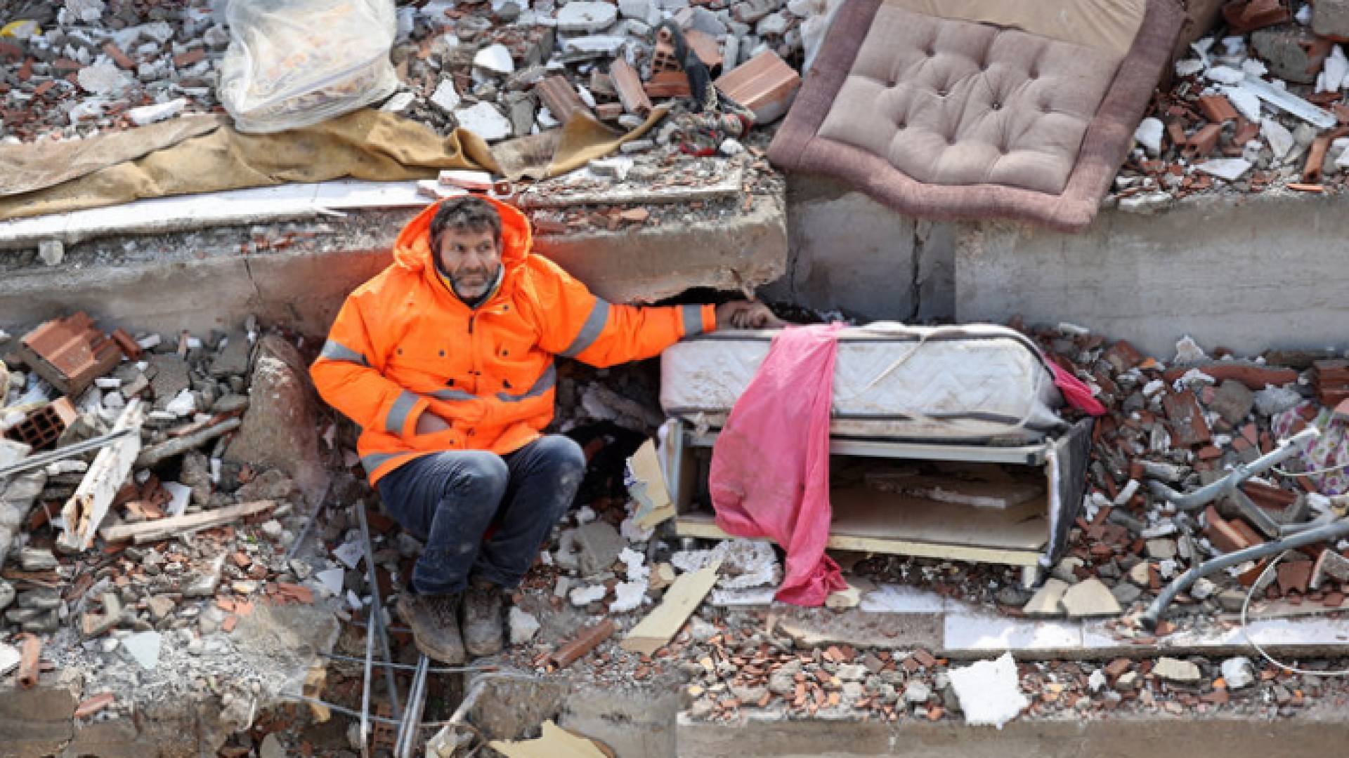 الصور للتركي "مسعود هانسر" وهو يمسك بيد ابنته "إرماك"