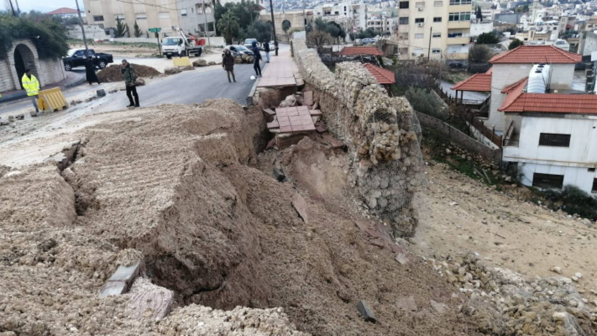 شارع منهار جراء الأمطار