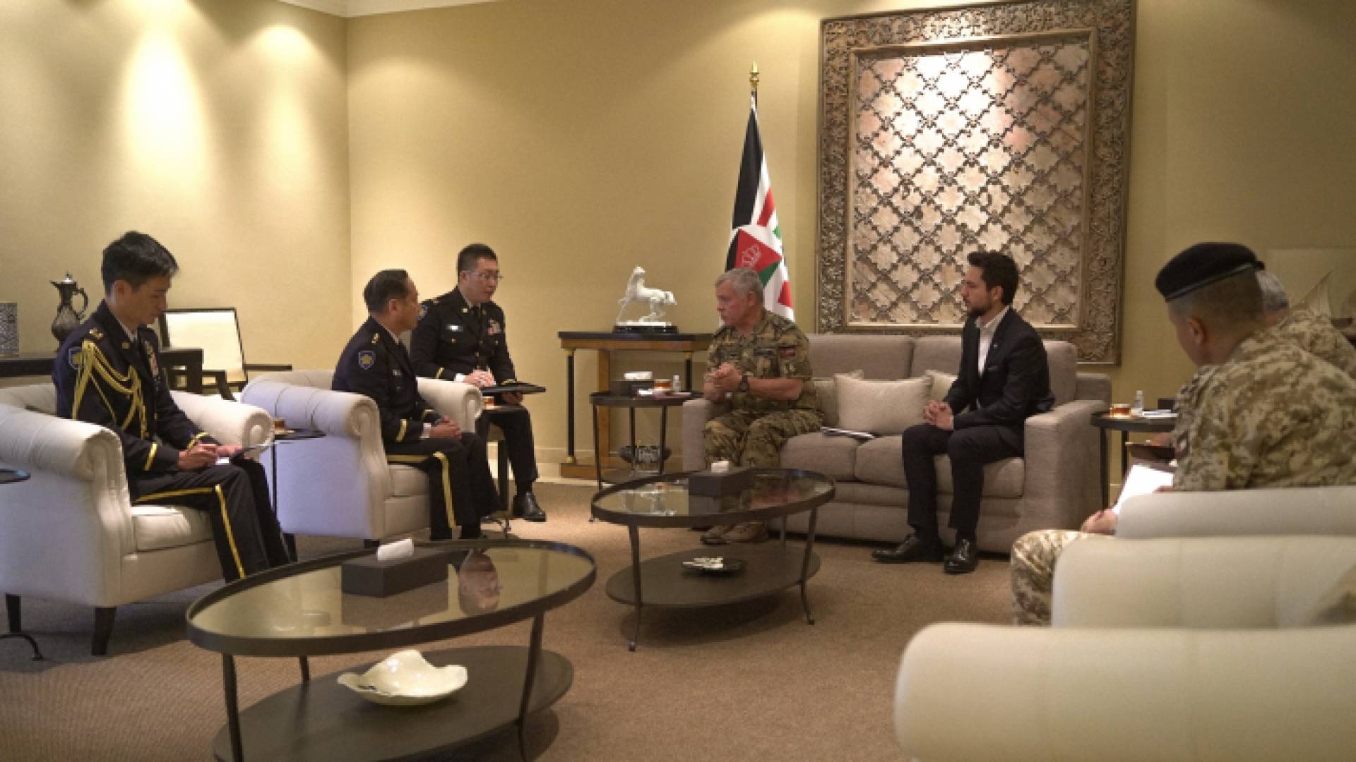 لقاء جلالة الملك عبدالله الثاني مع رئيس هيئة الأركان المشتركة لقوات الدفاع الذاتي الياباني
