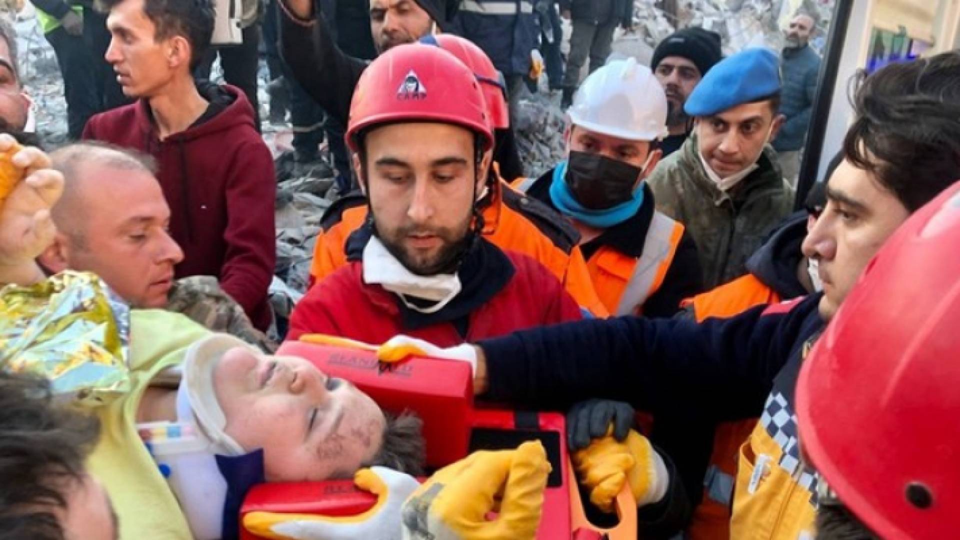 الطفل الذي تم إنقاذه بعد مرور 182 ساعة من تحت الأنقاض