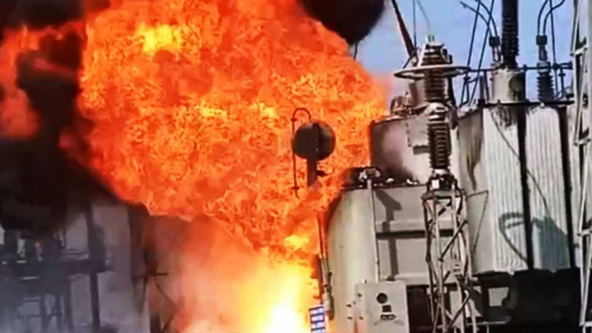 صورة أرشيفية لاحتراق محول كهرباء