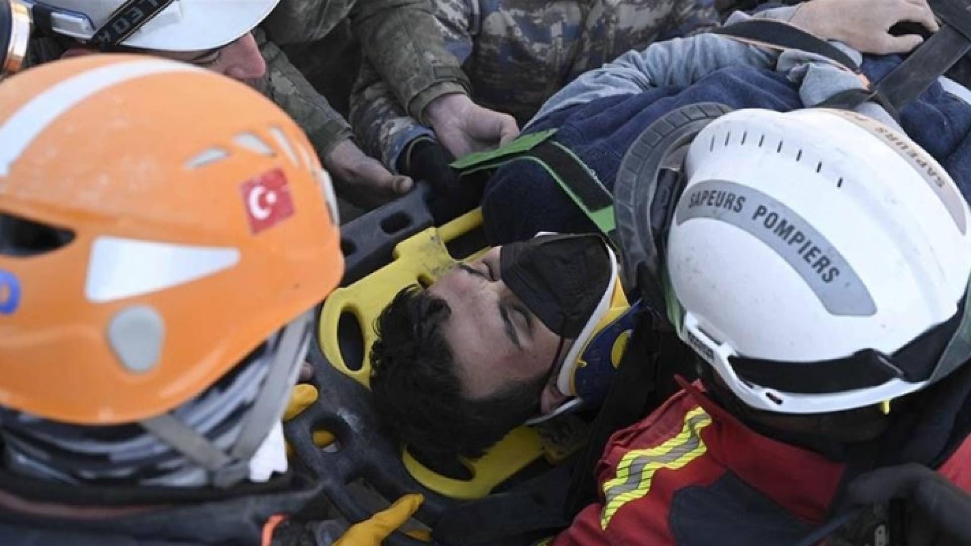 أثناء عمليات إنقاذ أحد الناجين