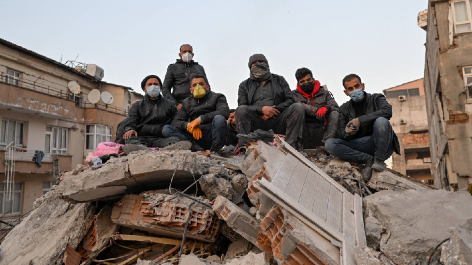 متضررون من الزلزال