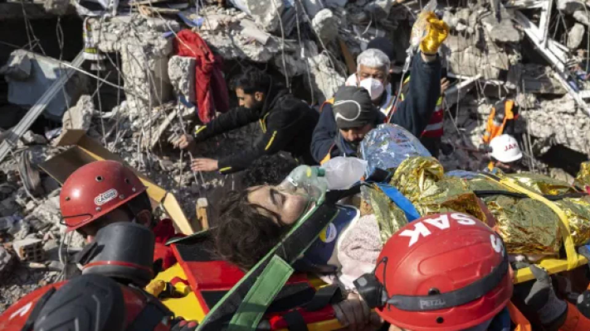 لحظة إنقاذ أحد العالقين تحت الأنقاض جراء الزلزال المدمر في تركيا