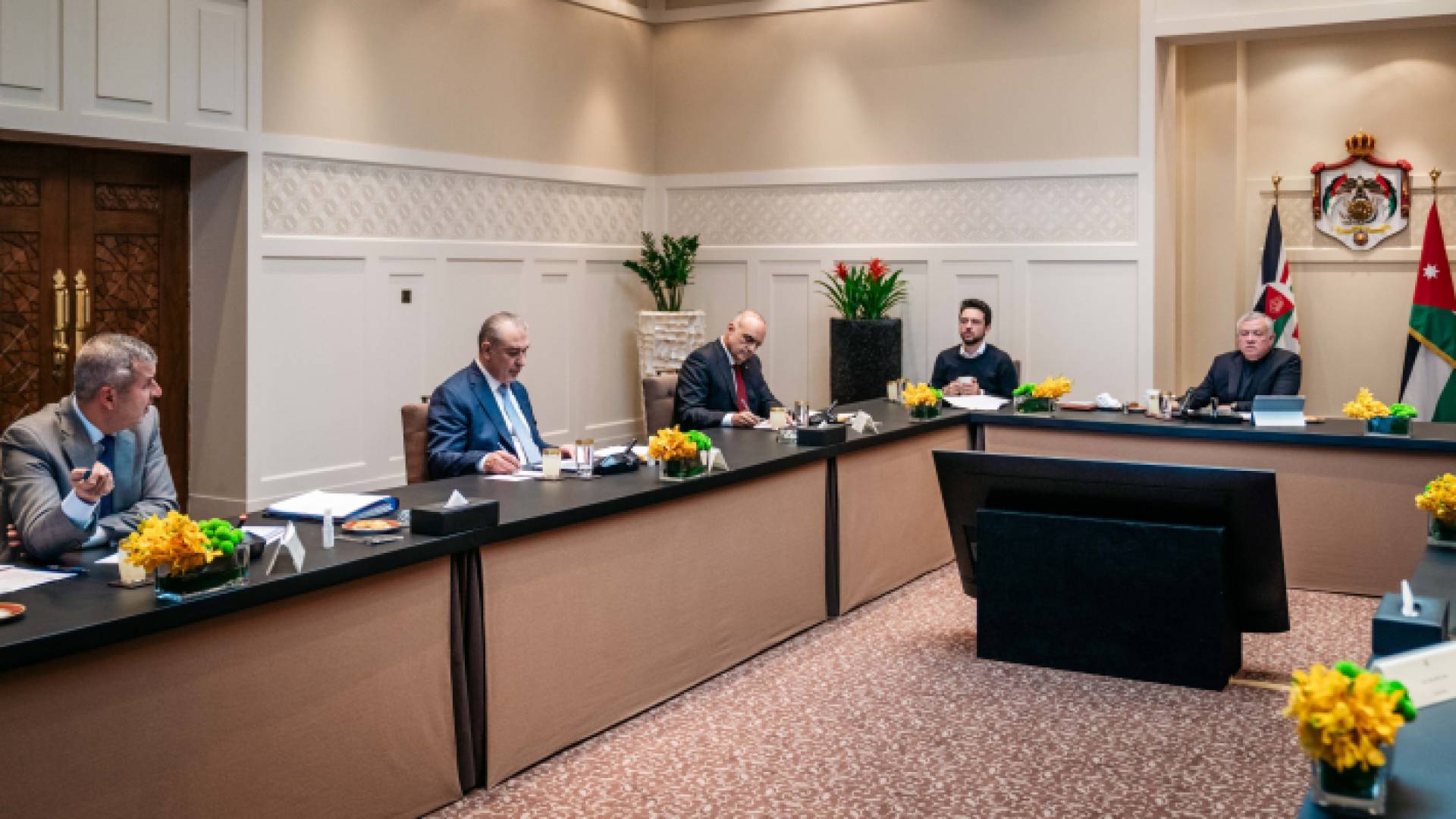 لقاء الفريق الحكومي مع جلالة الملك وولي العهد في قصر الحسينية